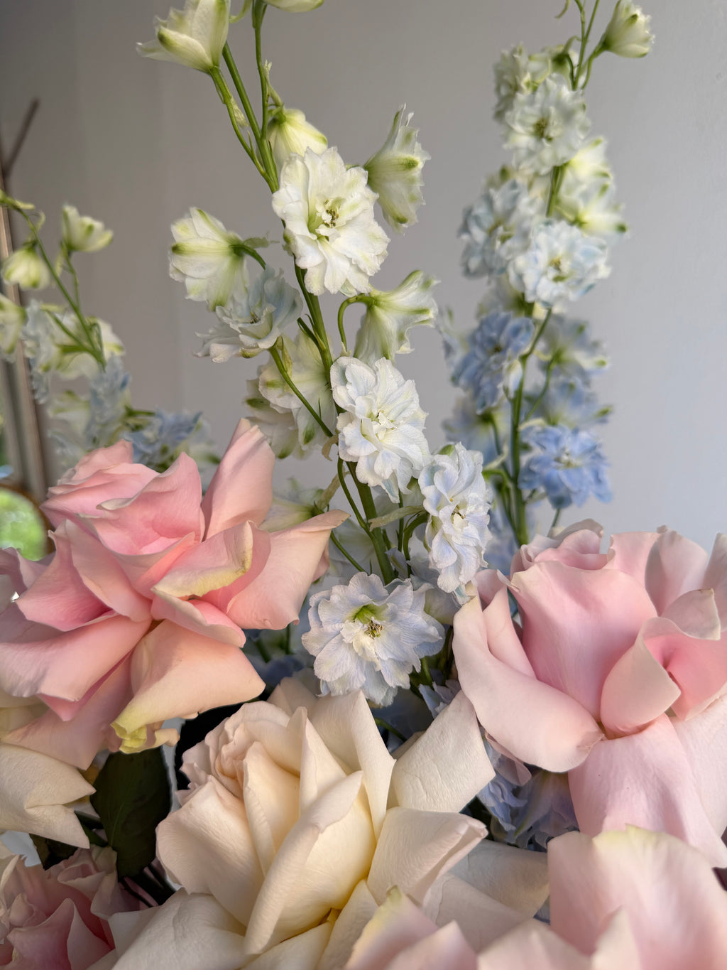 FLOWERS BASKET WITH DELPHINIUM MATHIOLA “BLUSH SEASON”