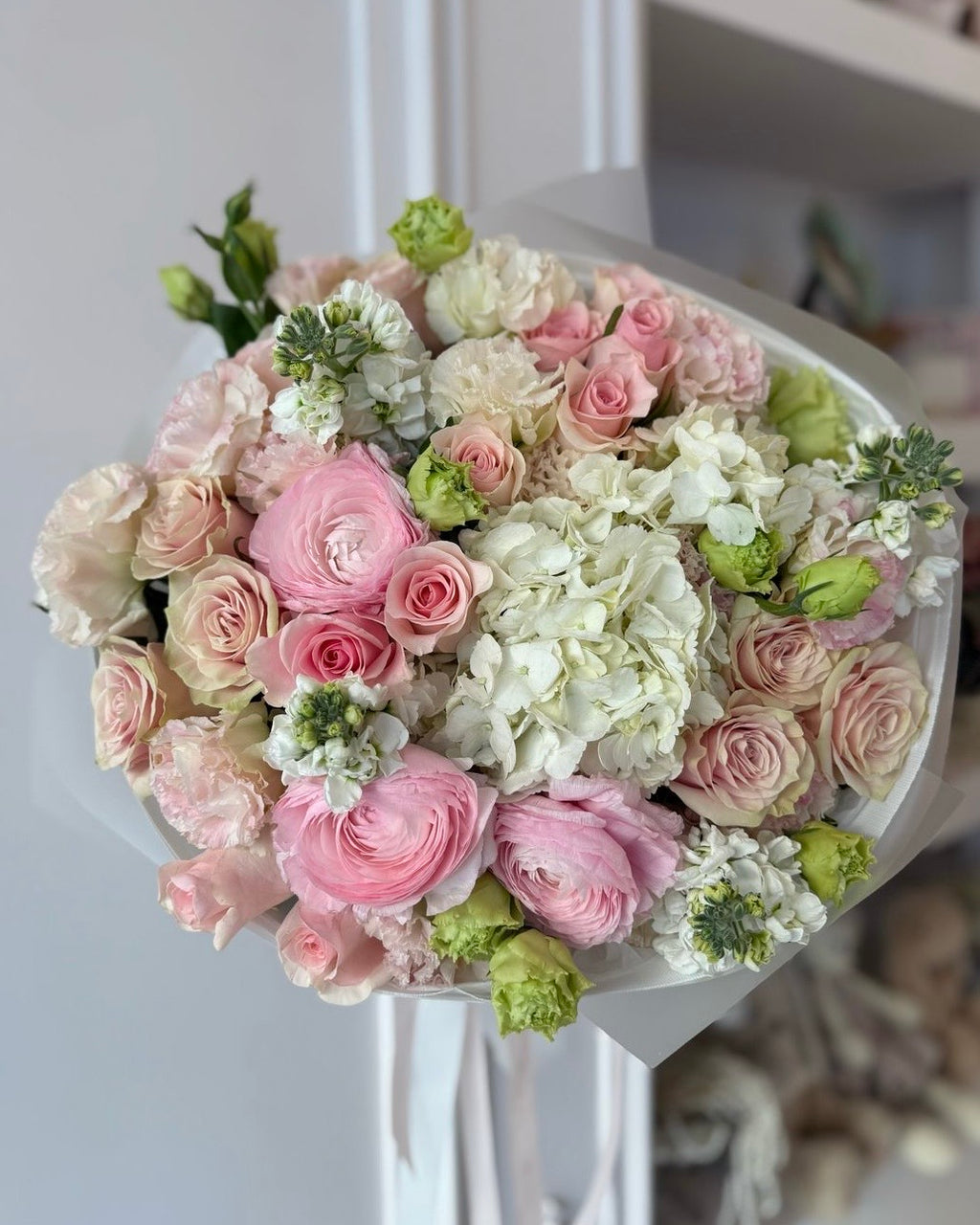 FLOWERS ARRANGEMENT WITH RANUNCULUS “LA PLUIE”