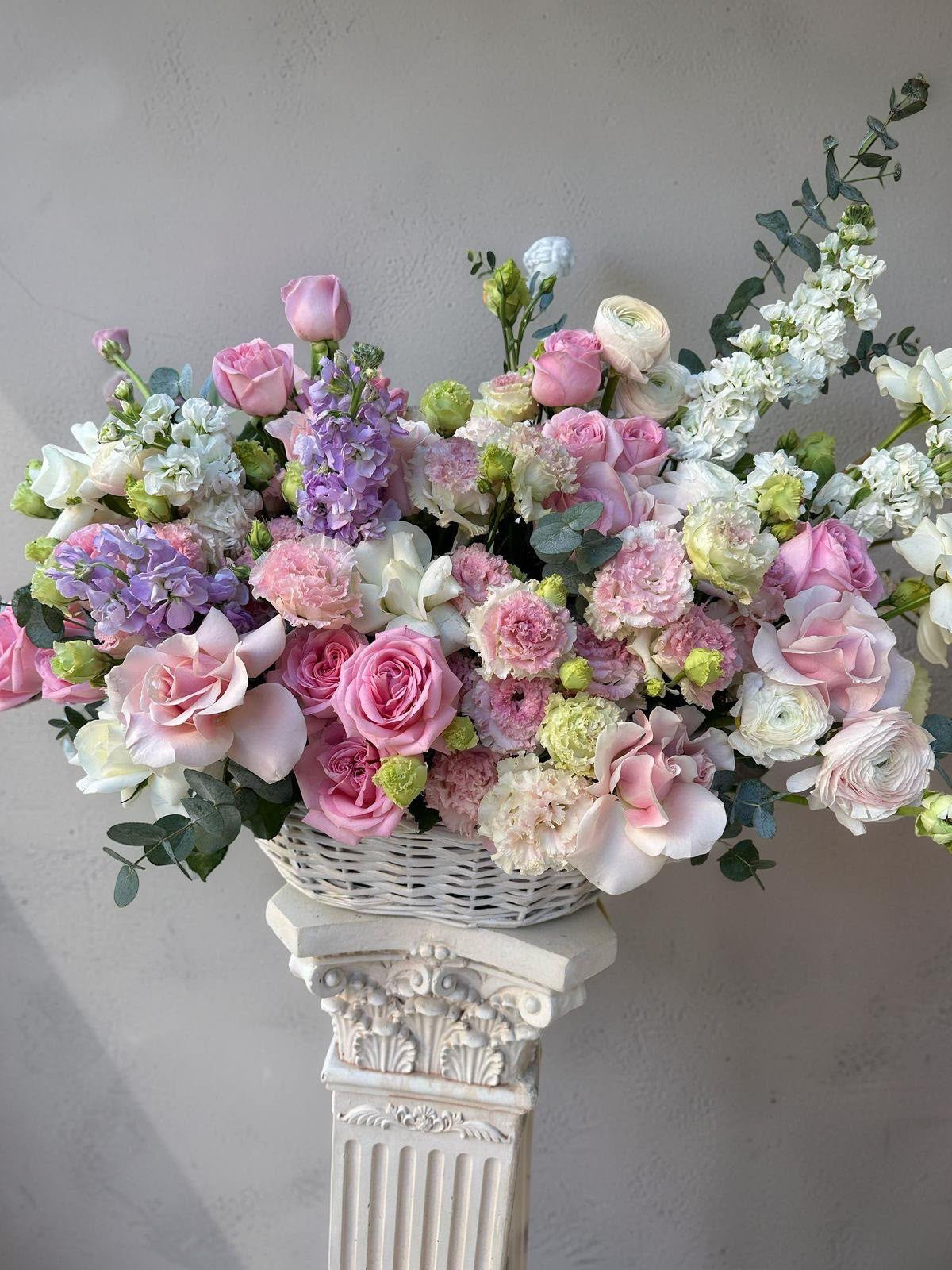 FLOWERS BASKET WITH FLOWERS MIX “REVERIE”
