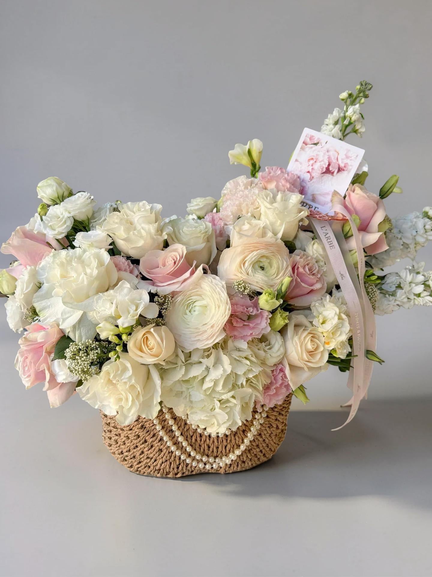 FLOWER BASKET “VIOLIN” WITH RANUNCULUS CLOONEY
