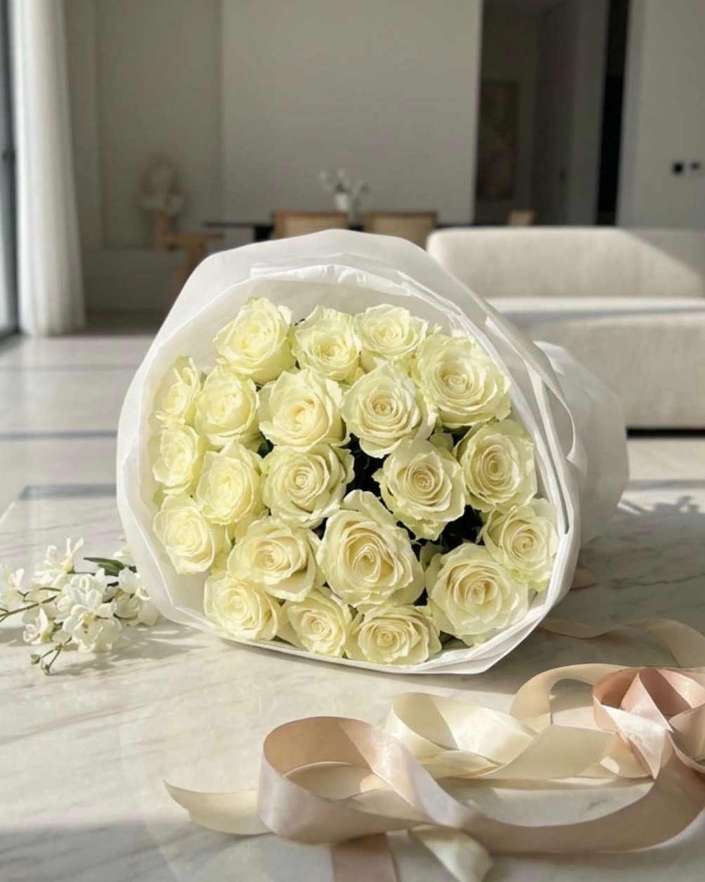 EID MUBARAK EDITION WHITE FLOWERS BOUQUET WITH ROSES 21 PCS