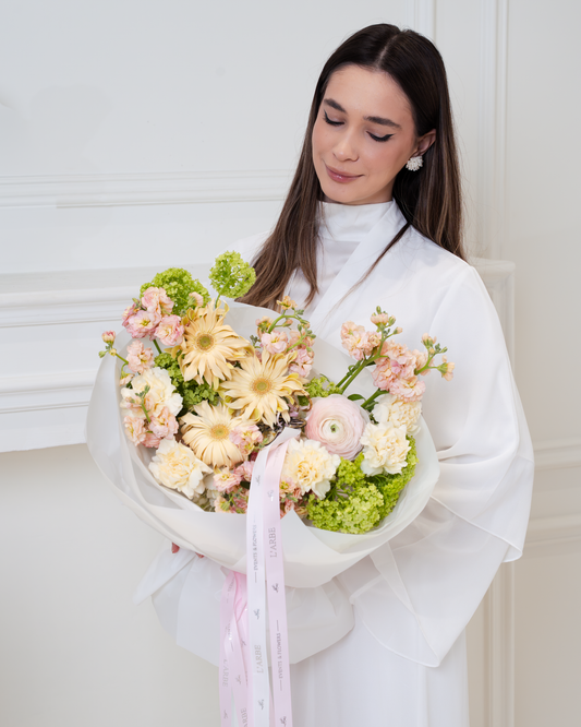 FLOWERS BOUQUET IN WHITE WRAPPING WITH HYDRANGEA AND MATTHIOLA “OLI” 0101