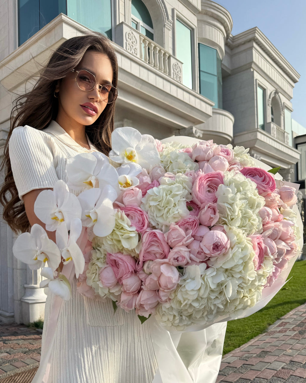 FLOWERS ARRANGEMENT WITH RANUNCULUS CLOONEY, PEONY ROSES AND HYDRANGEAS “LE PLAISIR”