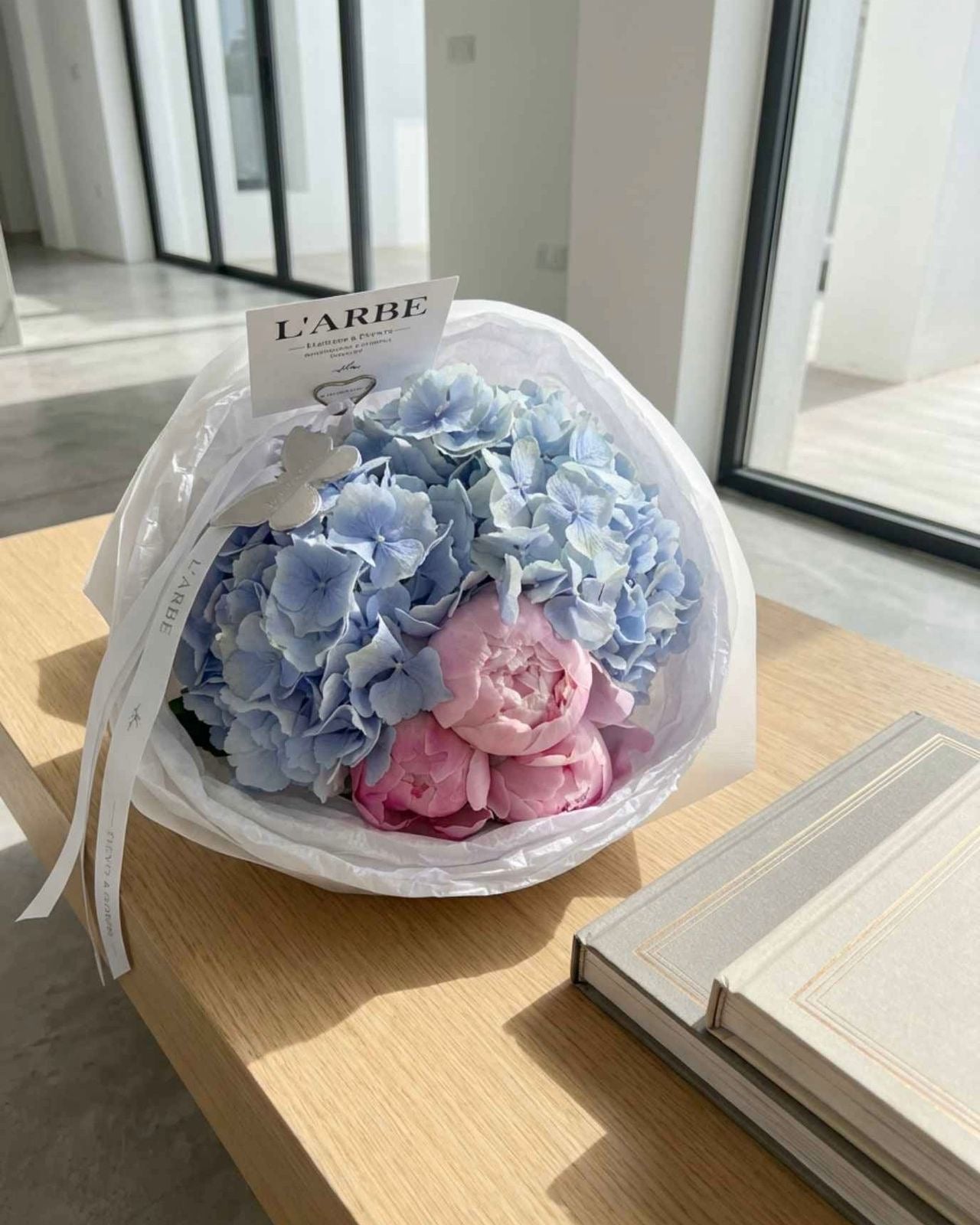 Букет цветов «Элли» из пионов и гортензий.