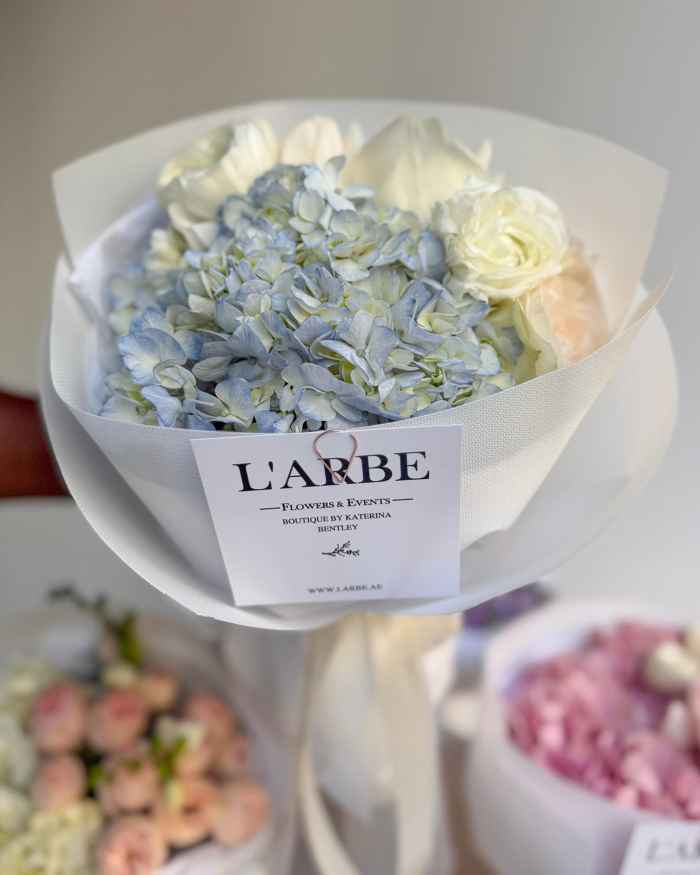 Цветы сочетают синий и белый цвета.