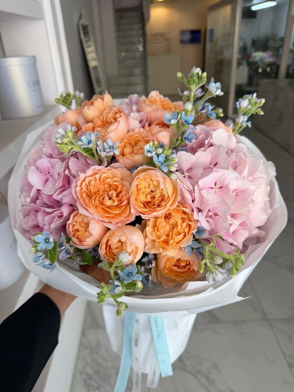 FLOWERS MIX WITH ROSES AND HYDRANGEAS
