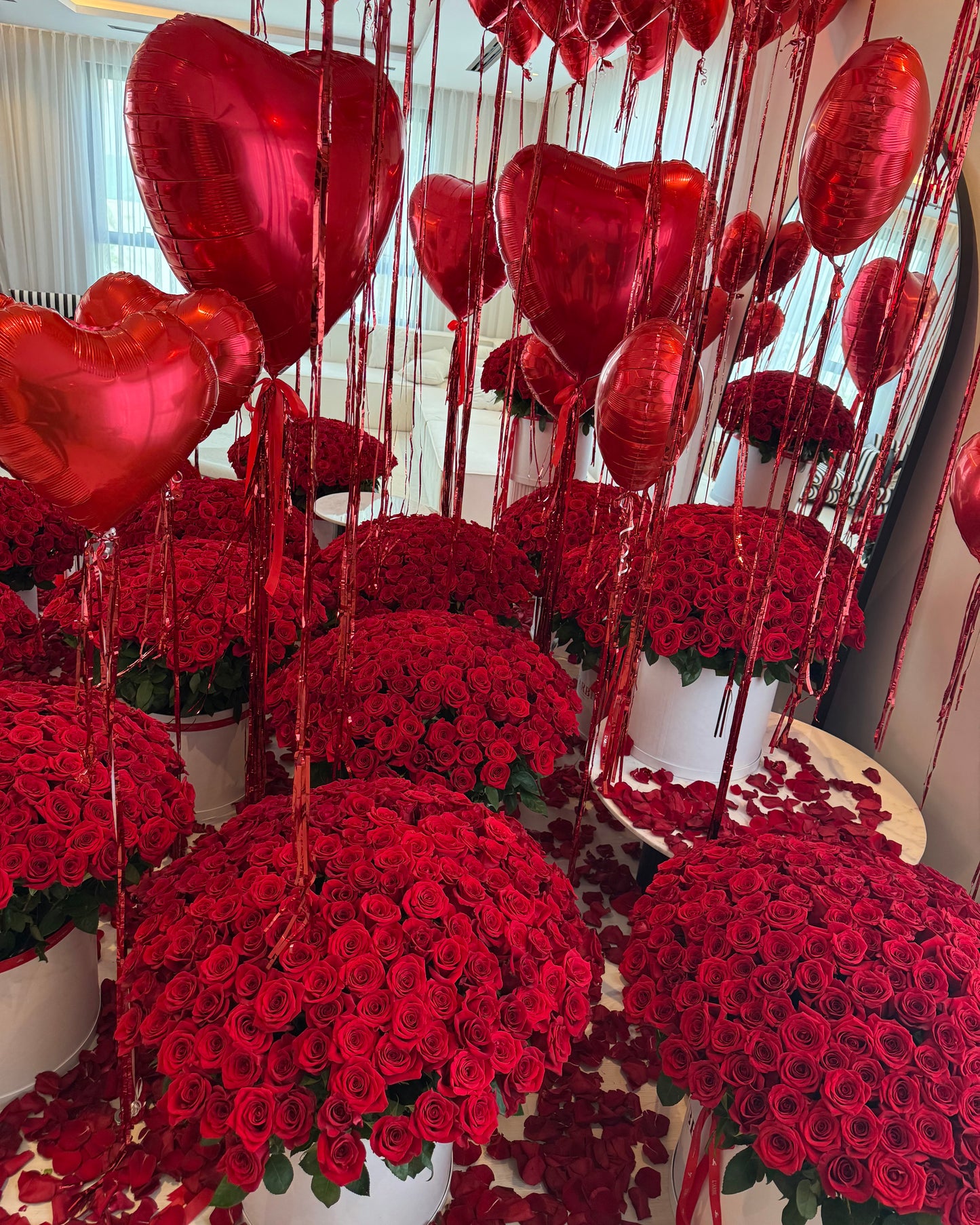 15 BOXES WITH RED ROSES AND BALLOONS