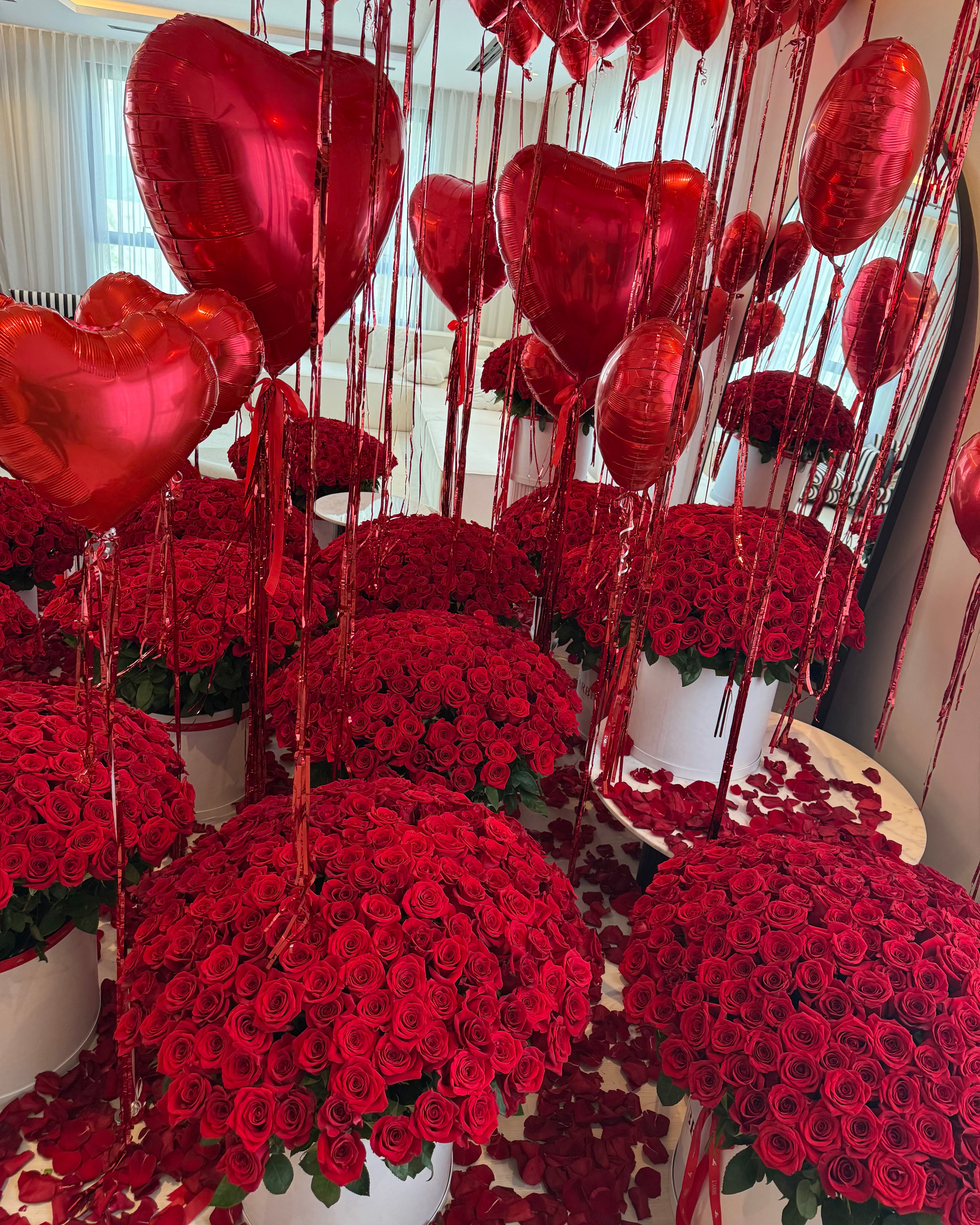 VALENTINE’S EDITION 15 BOXES WITH RED ROSES AND BALLOONS