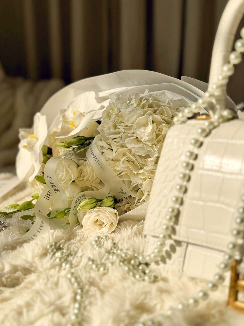 WHITE FLOWER BOUQUET WITH ORHIDS, HYDRANGEA AND RANUNCULUS “ARISTELLE” 0111