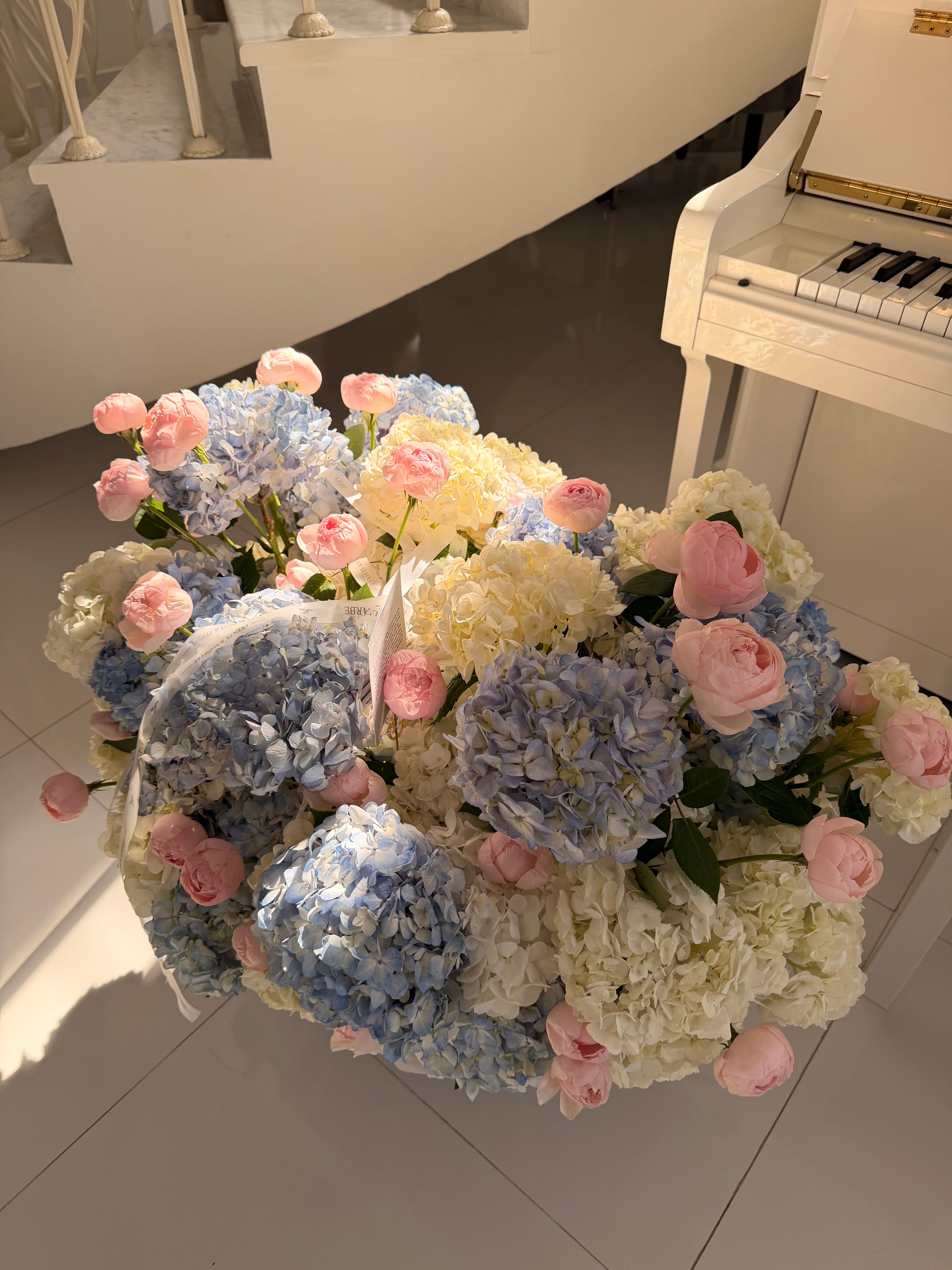 FLOWERS BASKET WITH ROSES AND HYDRANGEAS “INNOCENCE”