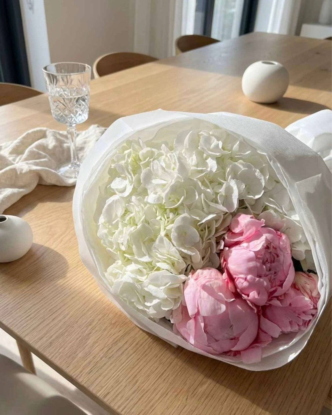 Букет цветов «Эми»: пионы, розовые и белые гортензии.