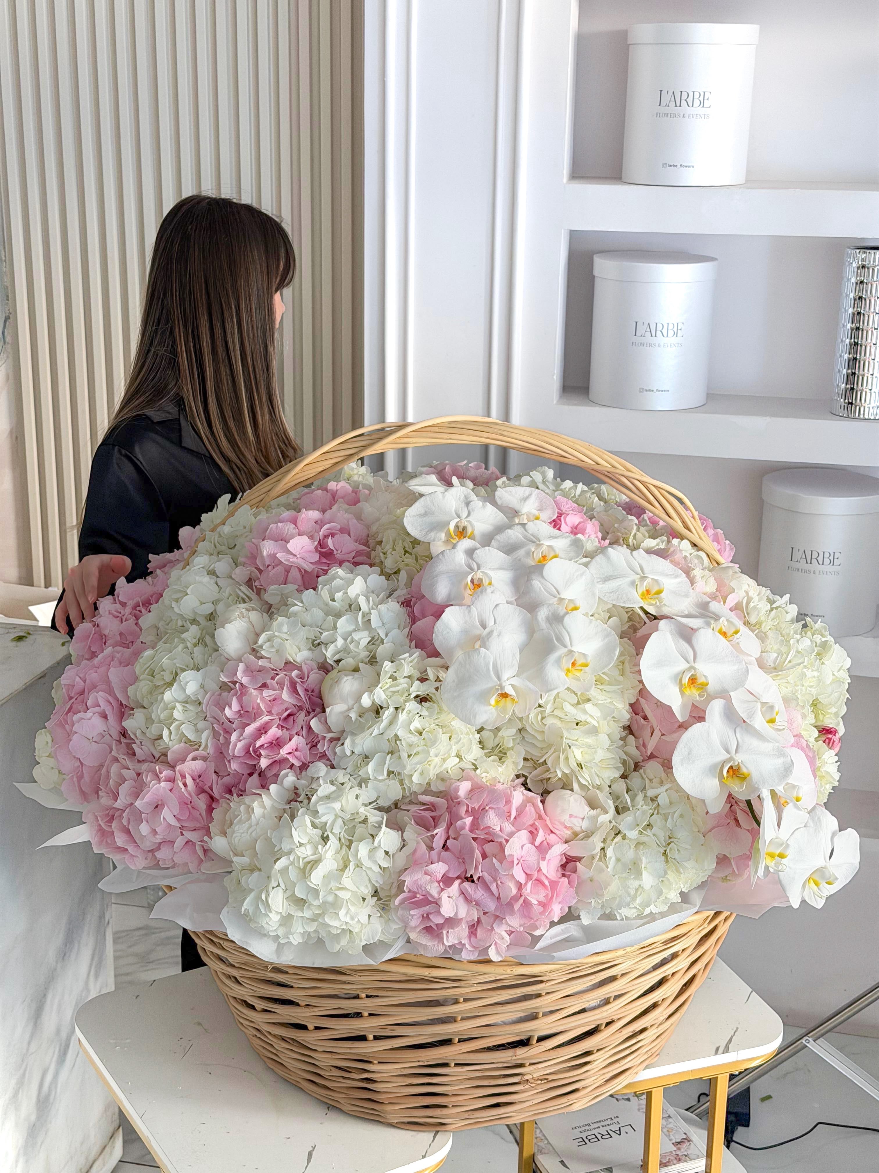 BASKET FLOWRS WITH MIX HYDRANGEAS “ESENCIA”