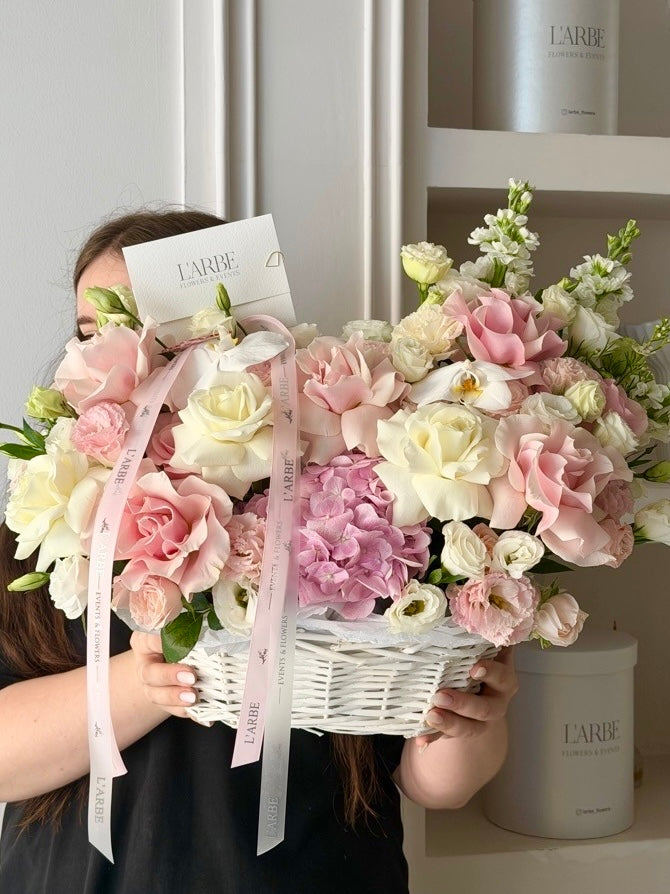 FLOWERS BASKET WITH ROSES AND HYDRANGEA “CAMILLE”
