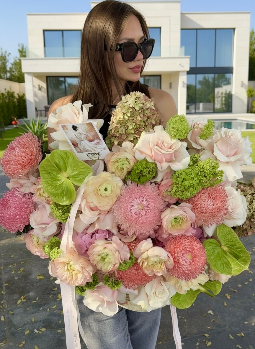 GREEN PEACH FLOWERS BOUQUET «UN ÉCLAT» WITH ANTHURIUMUS, CHRYSANTHEMUMS AND RANUNCULUS