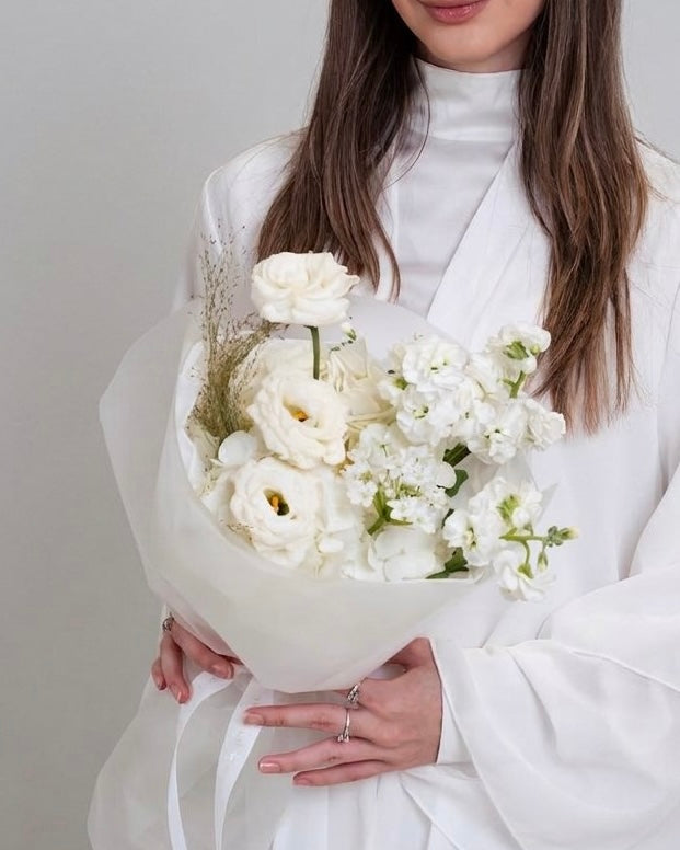 FLOWERS BOUQUET IN WHITE WRAPPING WITH HYDRANGEAS AND EUSTOMA “NATI SMALL” 0104