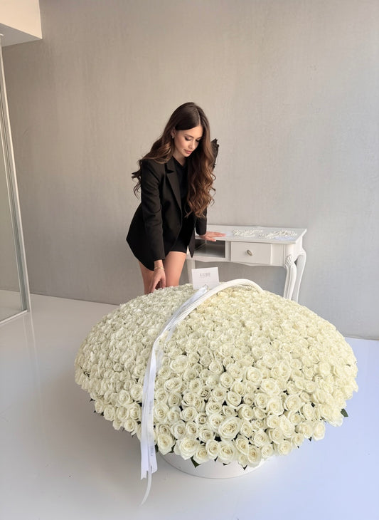 FLOWERS BOX WITH WHITE ROSES 1000 PCS