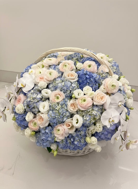 FLOWERS BASKET WITH HYDRANGEAS AND RANUNCULUS “BLUE GARDEN”