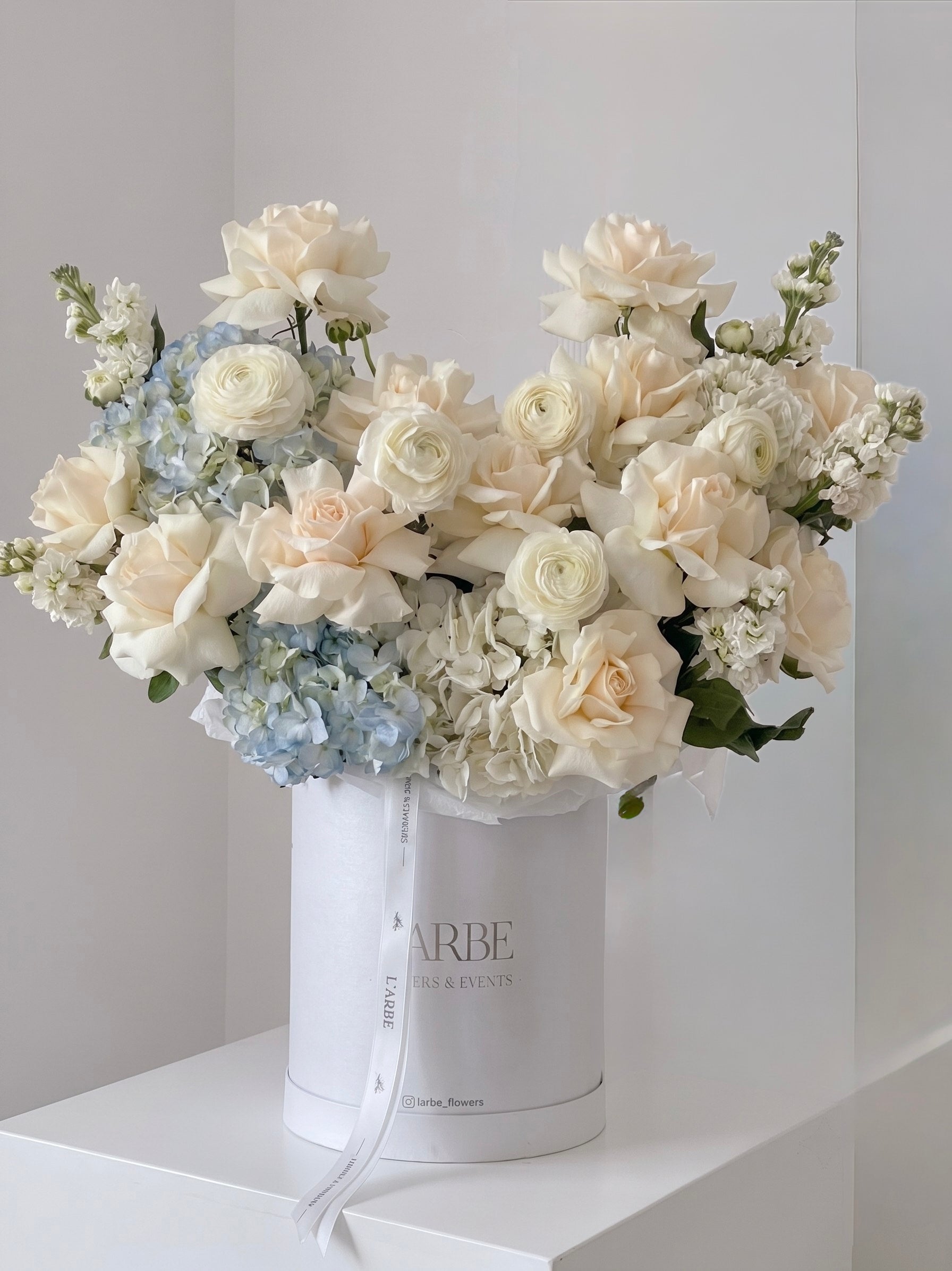 FLOWERS BOX WITH ROSES AND HYDRANGEA “BELLE”