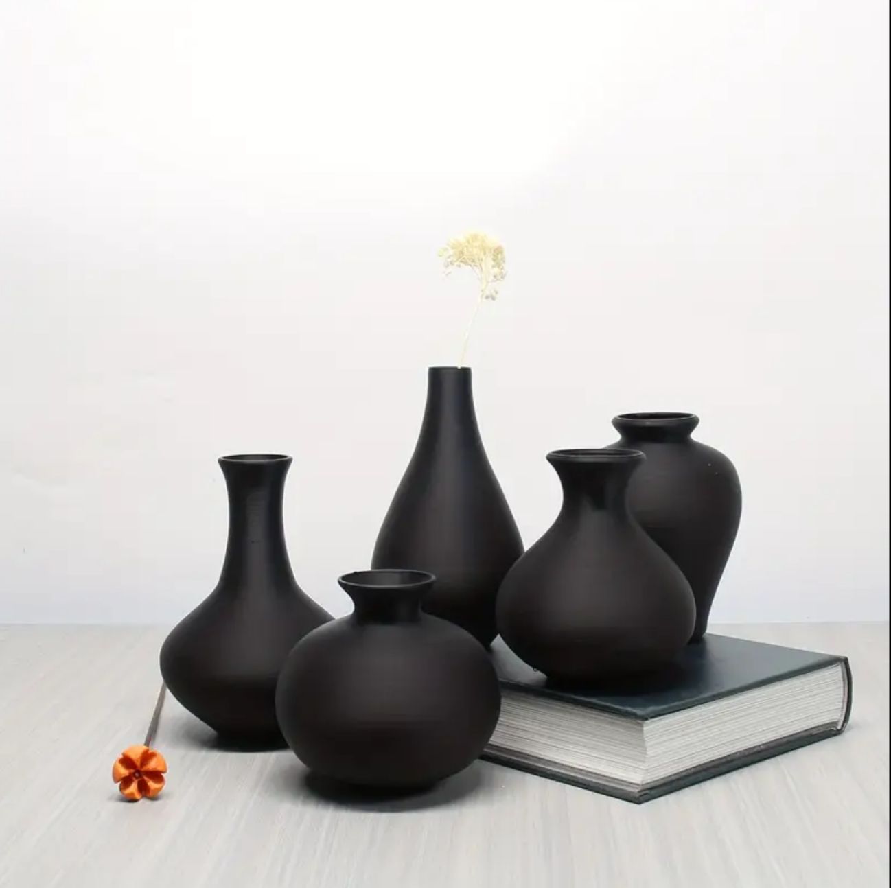 Vase Black Plastic V-0052 Price for each Item (rent)