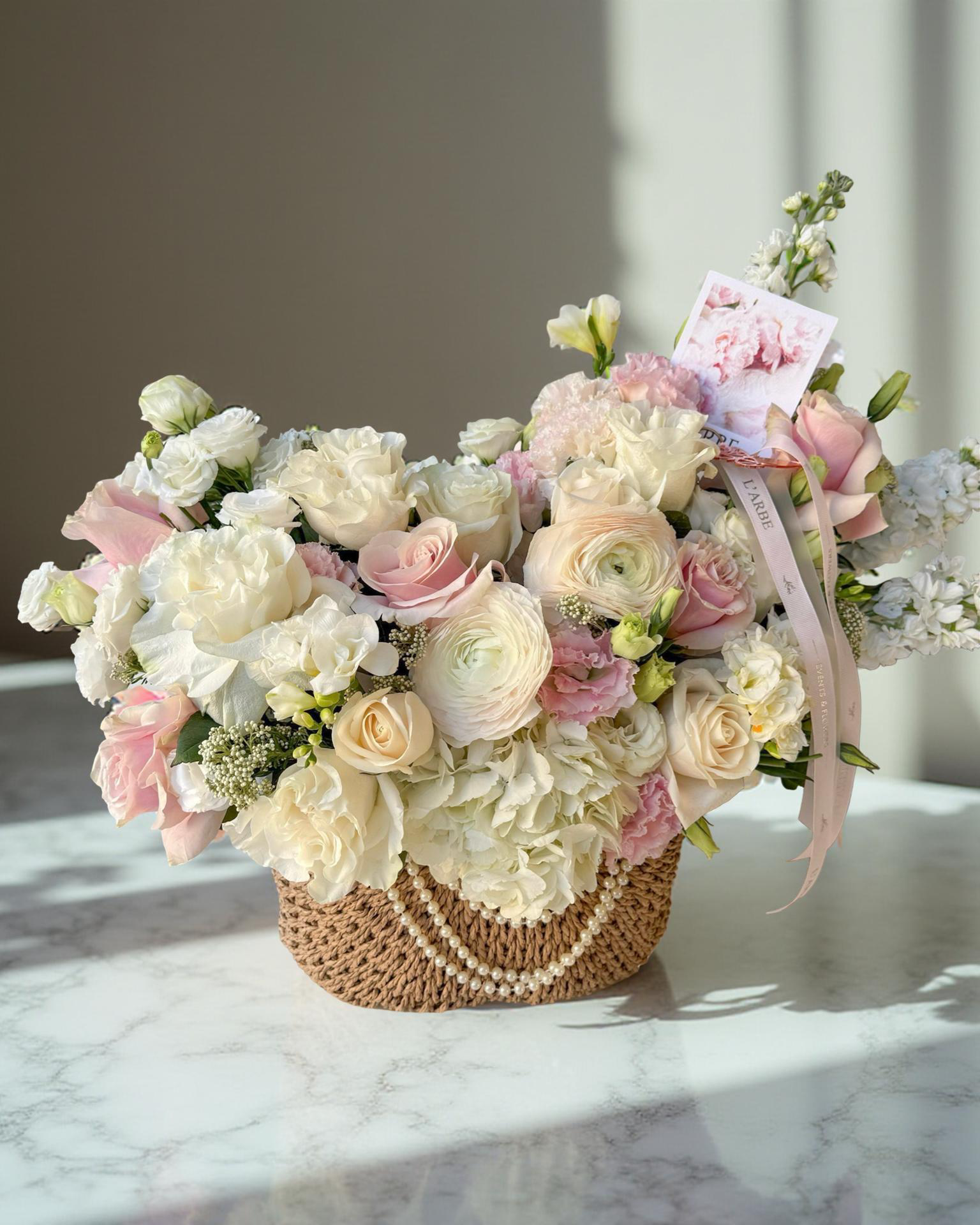 FLOWER BASKET “VIOLIN” WITH RANUNCULUS CLOONEY