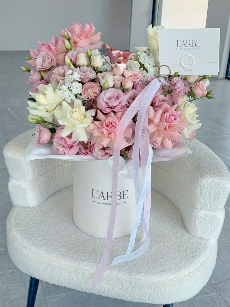 FLOWERS MIX IN BOX WITH ROSES