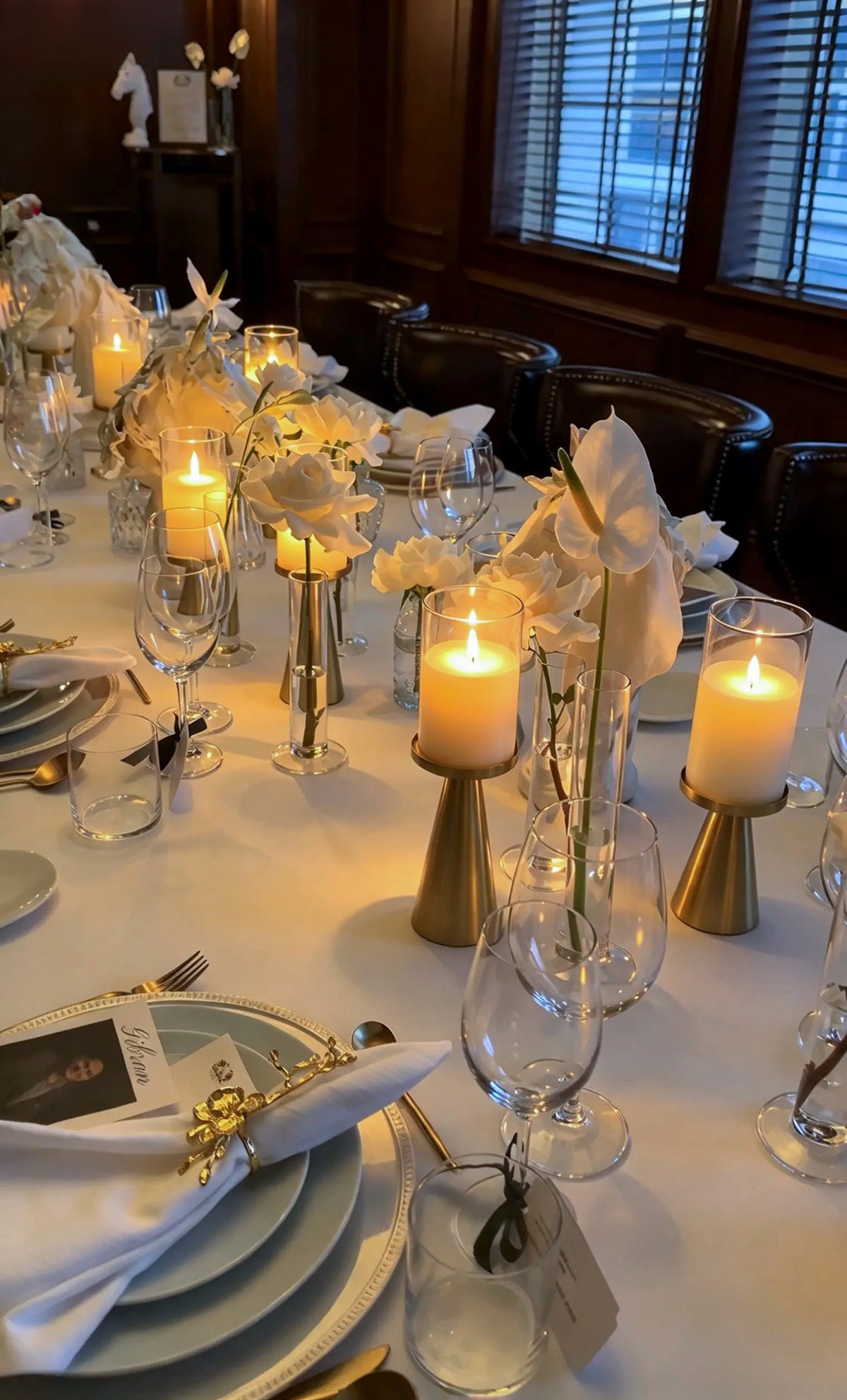 Elegant White & Gold Luxury Table Setting with Floral Decor & Candlelight (10 Guests) – Rent