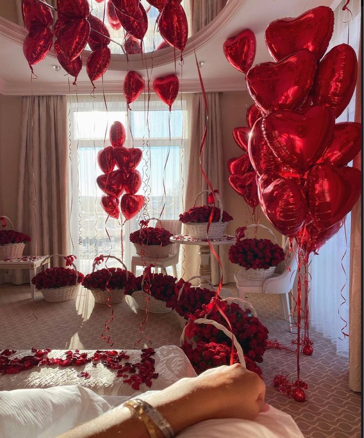 One love - baskets with real flowers and balloons