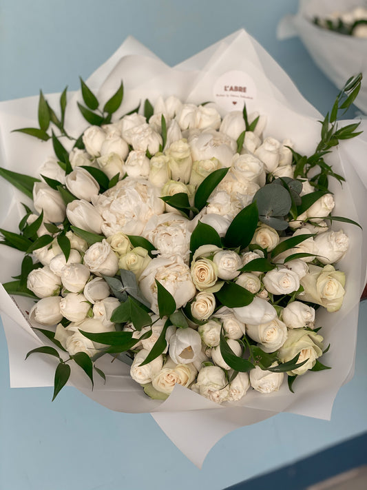 Mix white tulip and roses