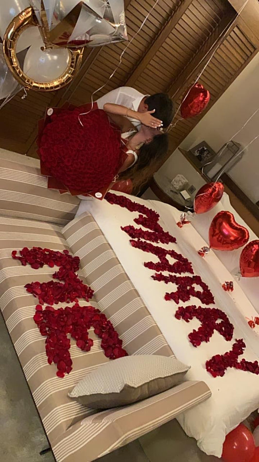 Marry me ♥️(petals roses)