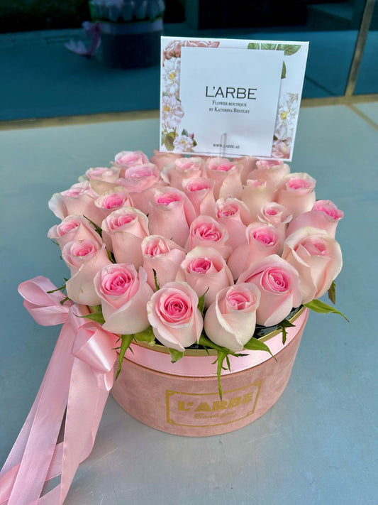 Pink box with light pink roses💕