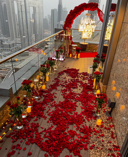 Petals catwalk, candles and stand
